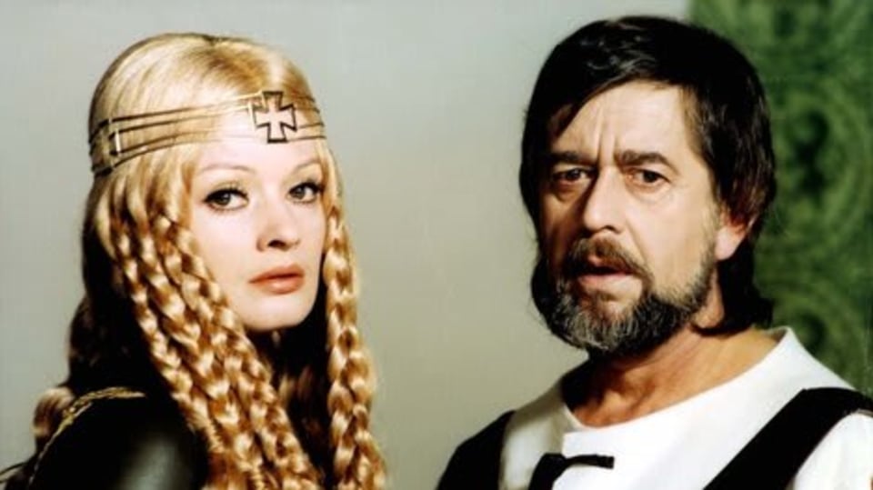 Jana Brejchová a Vlastimil Brodský ve filmu Noc na Karlštejně.